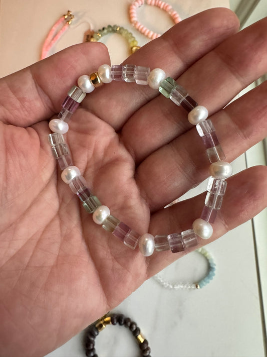Fluorite and pearls stretch bracelet